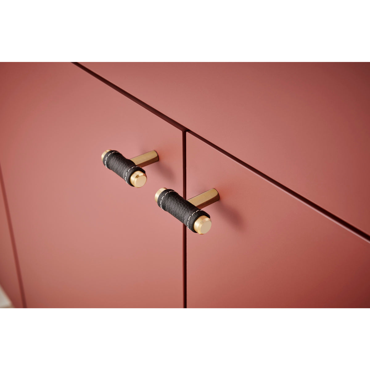 Atlas Zanzibar Black Leather Knob Warm Brass / 1 7/8"