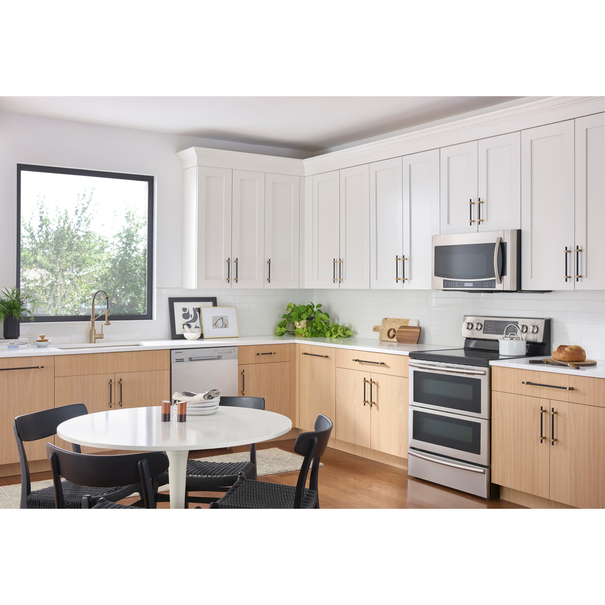 Jeffrey Alexander Larkin Cabinet Bar Pull Matte Black w/Satin Bronze / 192 mm