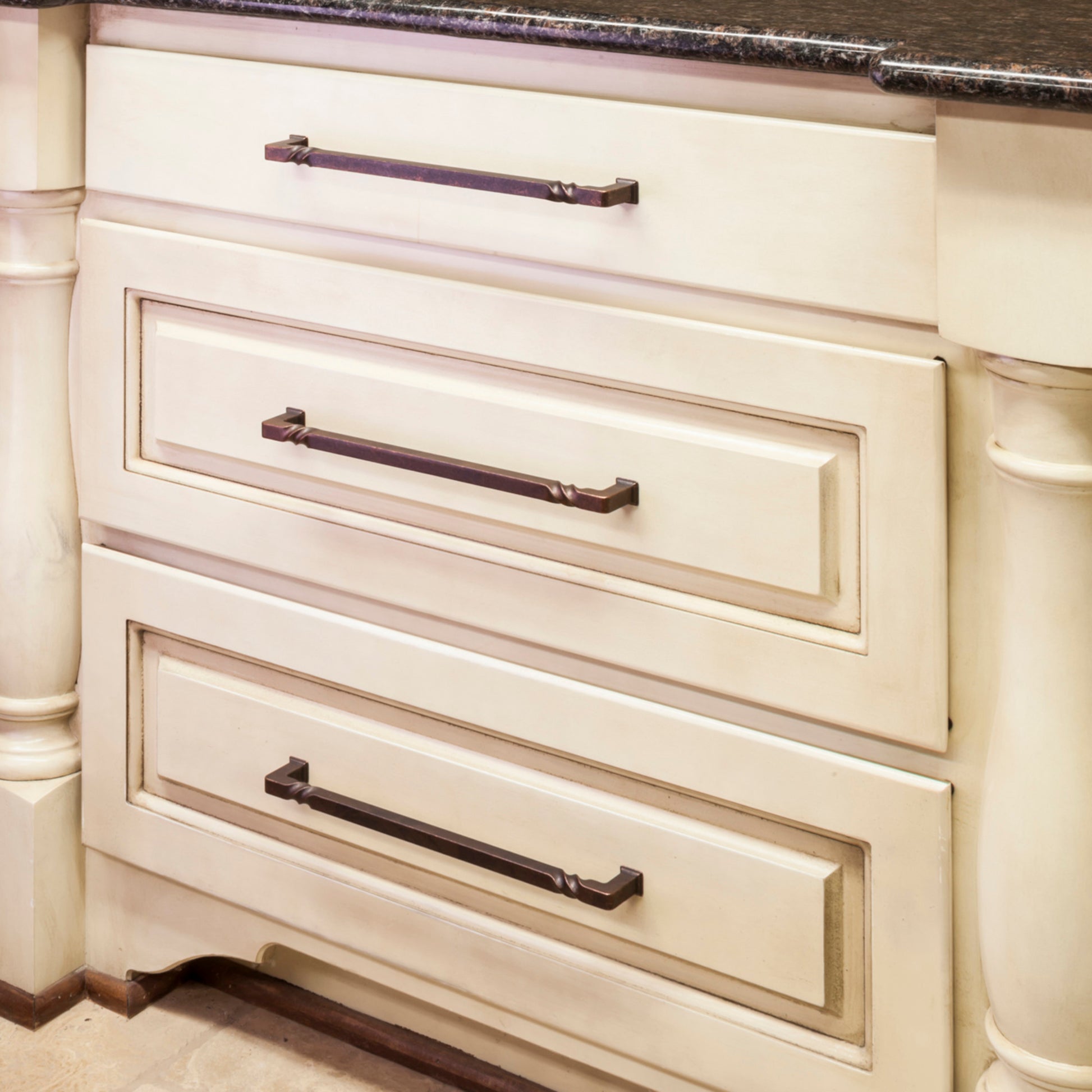 Jeffrey Alexander Tahoe Cabinet Pull Distressed Oil Rubbed Bronze / 96 mm