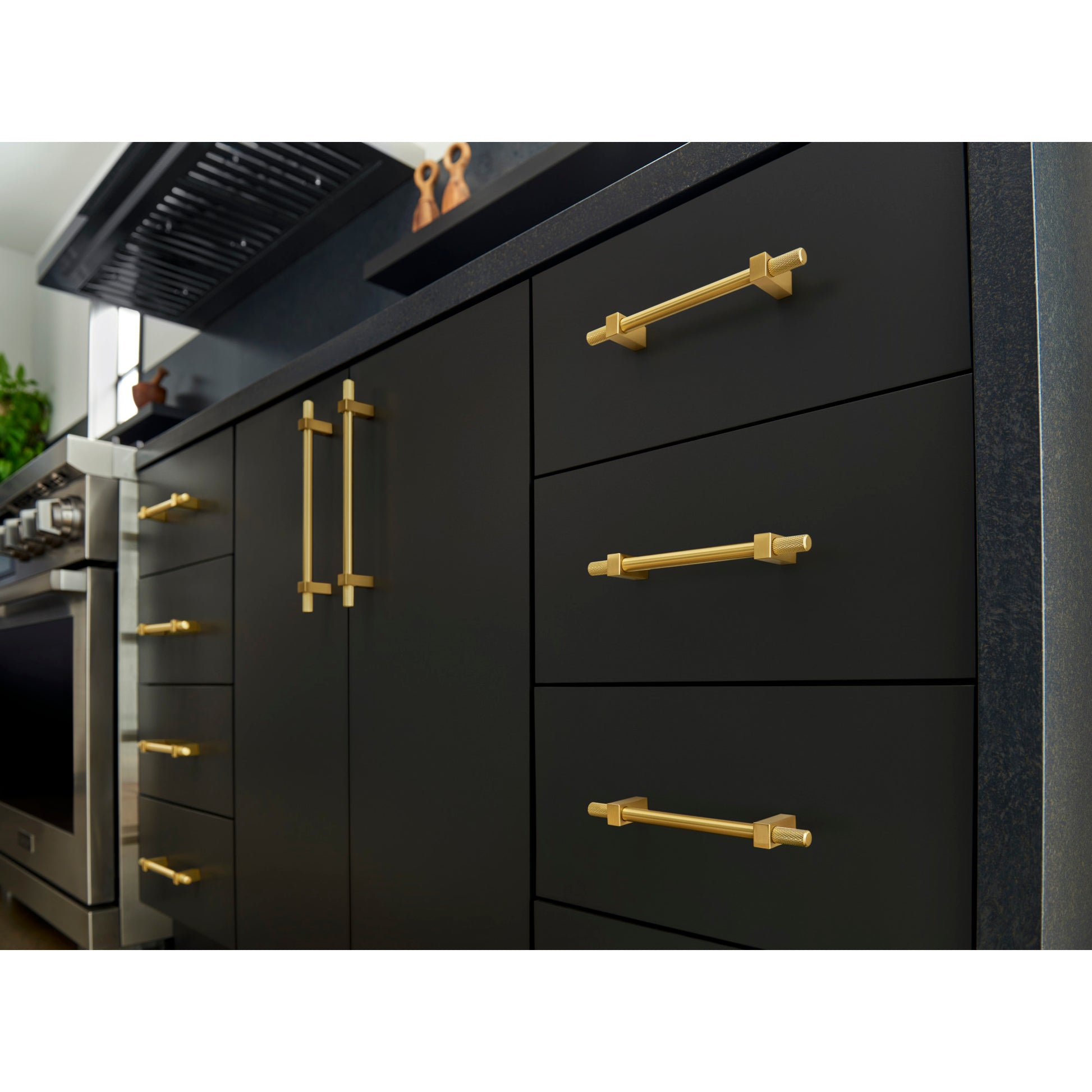 Jeffrey Alexander Larkin Knurled Ends Cabinet Bar Pull Brushed Gold / 128 mm