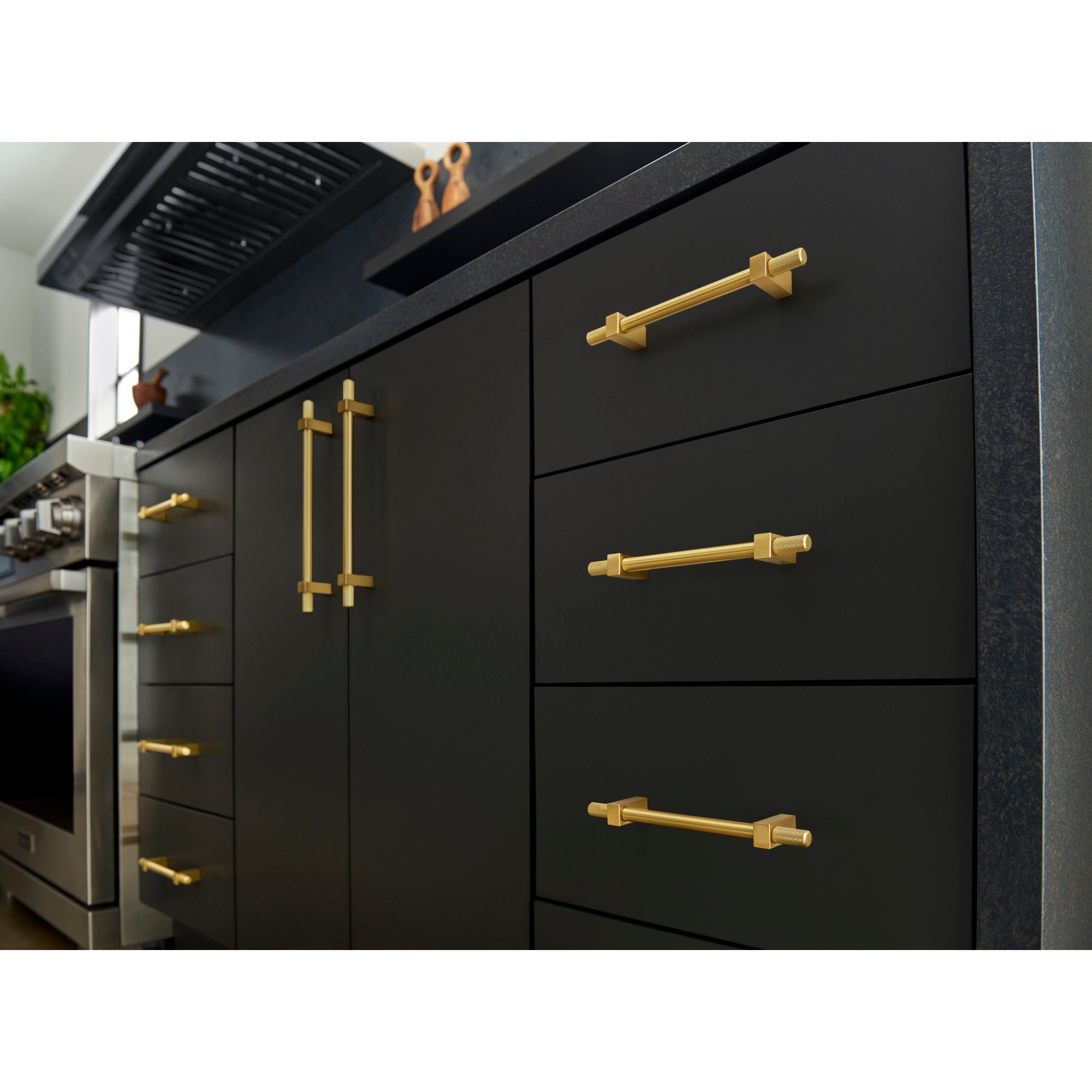 Jeffrey Alexander Larkin Knurled Ends Cabinet Bar Pull Brushed Gold / 128 mm