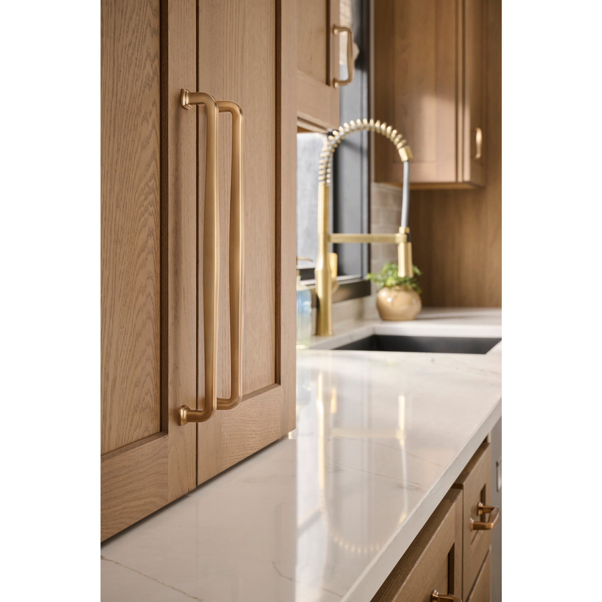 Jeffrey Alexander Fontana Cabinet Pull Satin Bronze / 224 mm