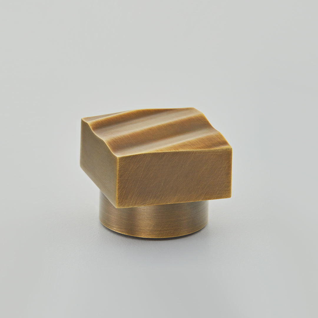 Croft Wave Cabinet Knob 32mm / Light Antique Brass
